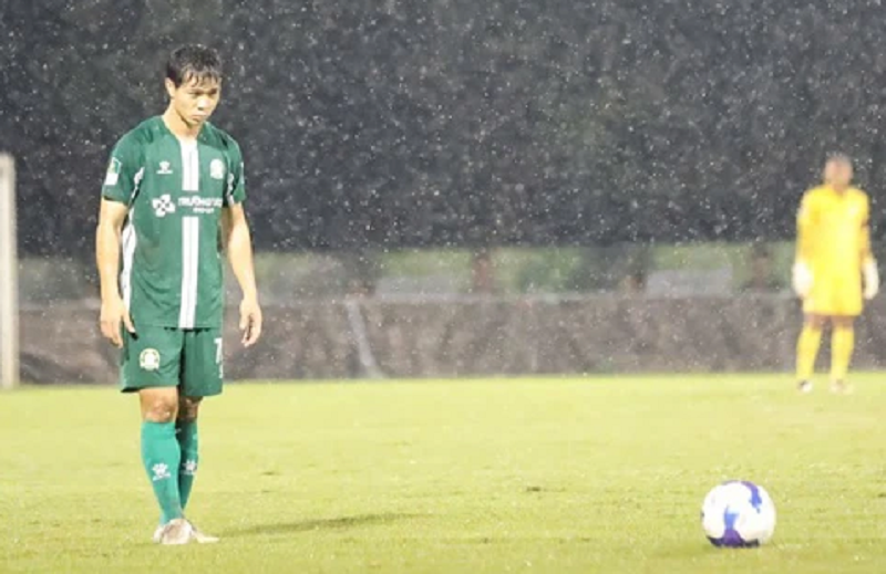 cong-phuong-hoang-duc-va-van-lam-ru-nhau-xuong-giai-hang-nhat-nhm-kho-hieu