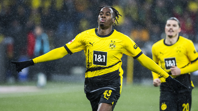 nong-arsenal-nham-sao-tre-dortmund-de-tang-cuong-hang-cong